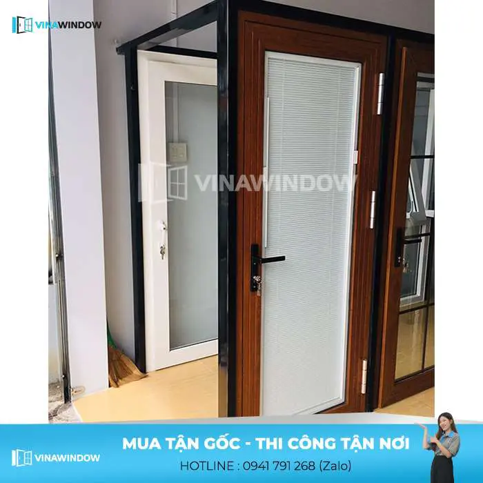 Mẫu cửa đi 1 cánh nhôm Xingfa mở quay màu vân gỗ kết hợp phụ kiện đồng bộ, chính hãng Kin Long