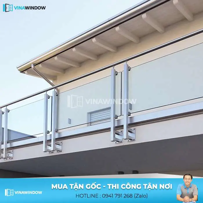 cầu thang kính có trụ inox
