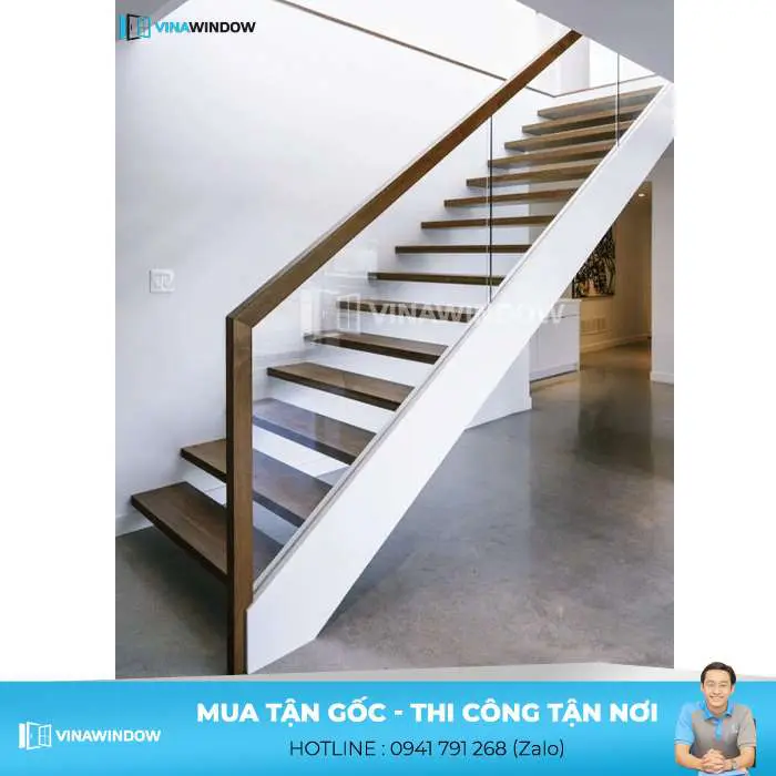 cầu thang kính cường lực có trụ giả gỗ
