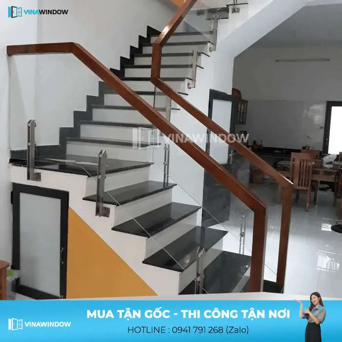 cầu thang kính cường lực trụ giả gỗ