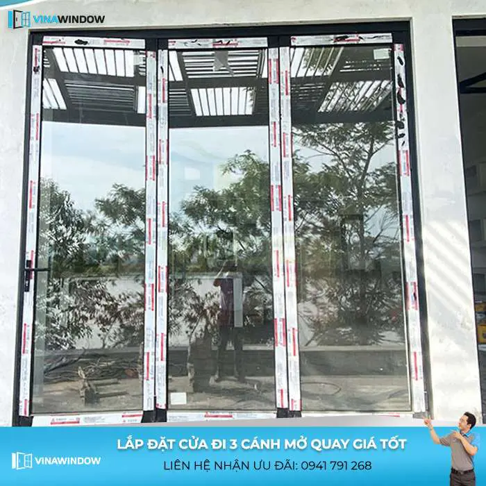thi công cửa đi mở quay 3 cánh